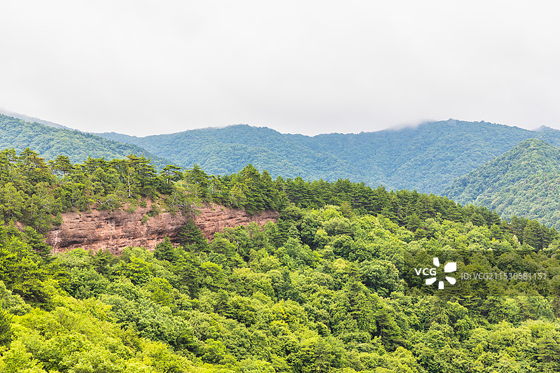 麦积山石窟在甘肃省天水市麦积区，是中国四大石窟之一，被誉为“东方雕塑馆”。石窟始建于后秦。图片素材