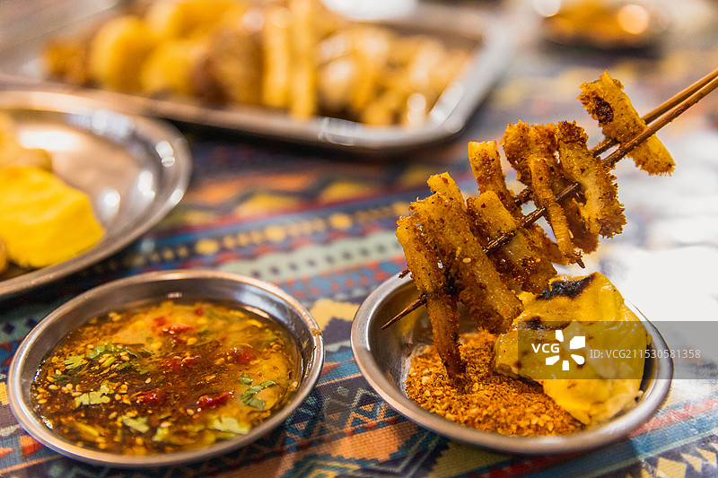 云南省红河州建水县的美食众多，有草芽、烤豆腐、木瓜水、烧烤等。图片素材