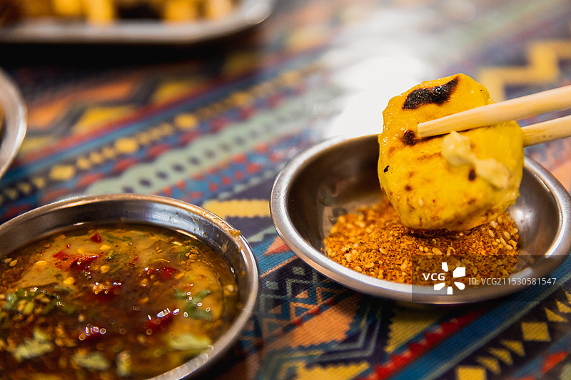 云南省红河州建水县的美食众多，有草芽、烤豆腐、木瓜水、烧烤等。图片素材