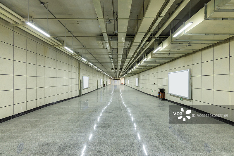空旷无人的地下通道图片素材