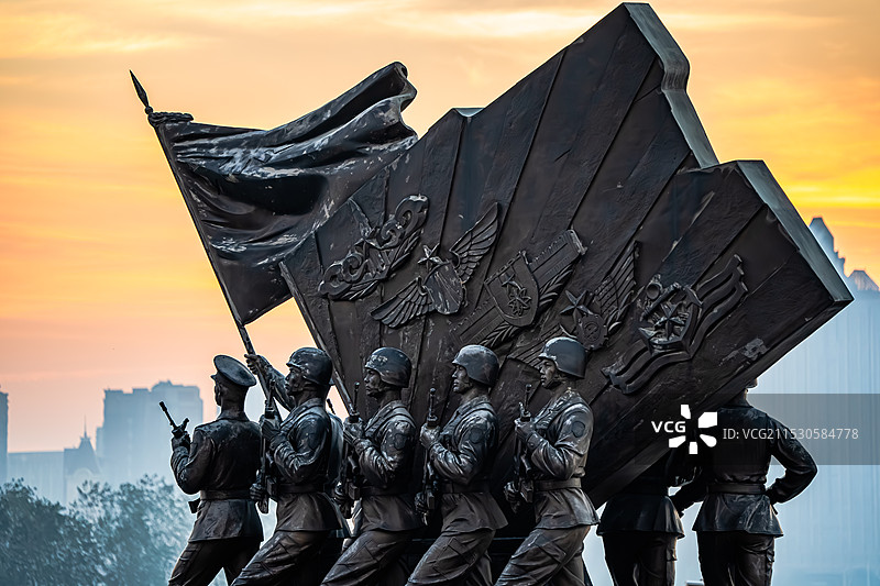 南昌“建军雕塑广场”的朝霞图片素材