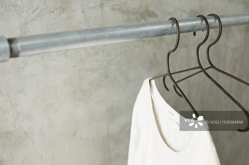 银色衣架上的衣物图片素材