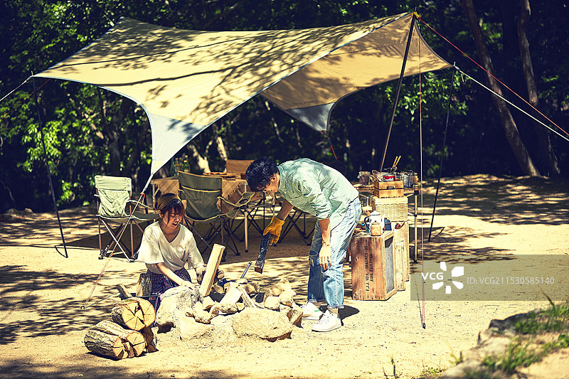 男女正在准备烧烤图片素材