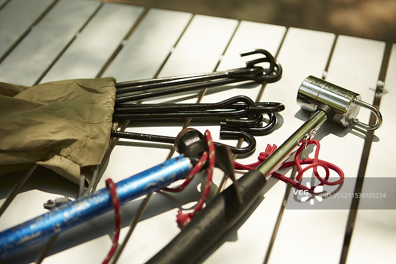 桌子上的钉子、锤子等工具图片素材