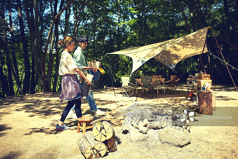 男女正在准备烧烤图片素材