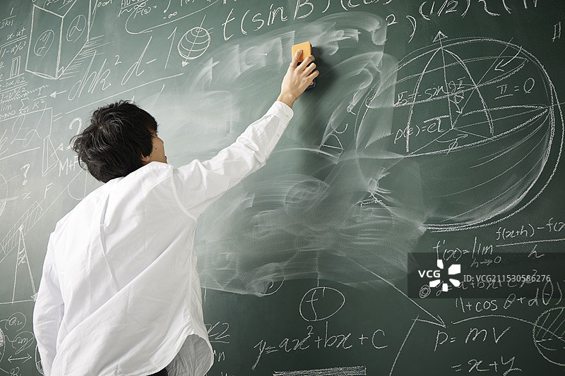 擦除黑板上的数字公式图片素材