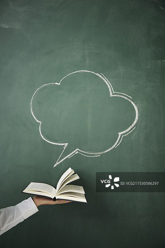 黑板插图显示一本书中的对话气泡图片素材
