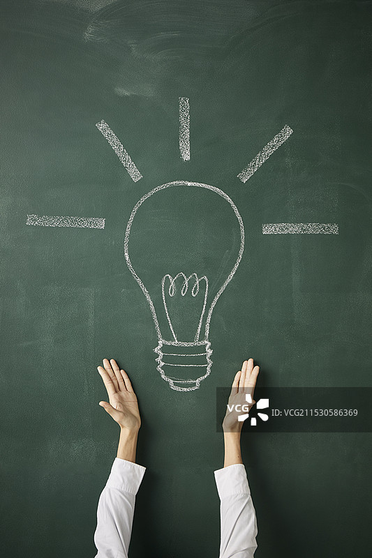 黑板上画的灯泡插图图片素材