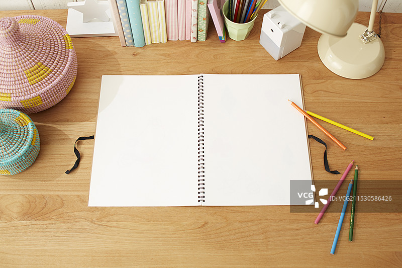 桌子上的素描本和周围的配件图片素材