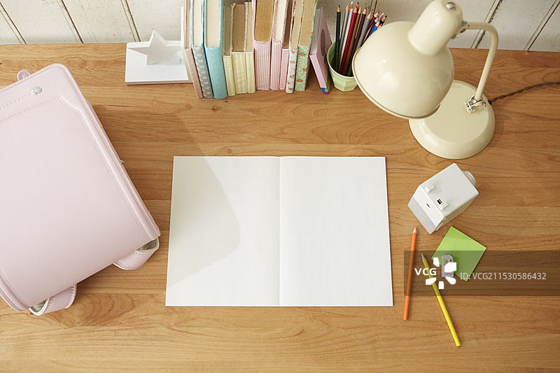 桌子上的素描本和周围的配件图片素材