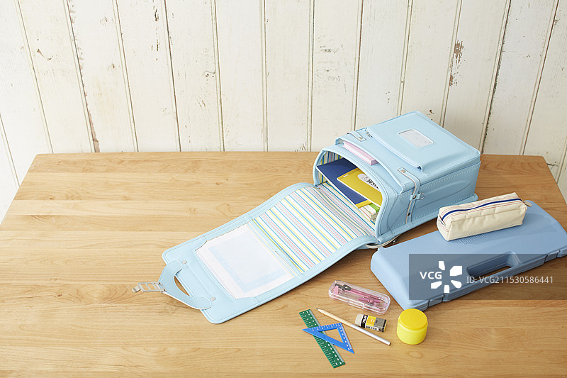 桌子上的书包和学习用品图片素材