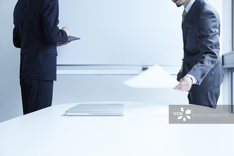 两个男人面对白板图片素材