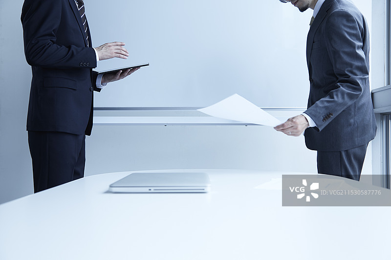 两个男人面对白板图片素材