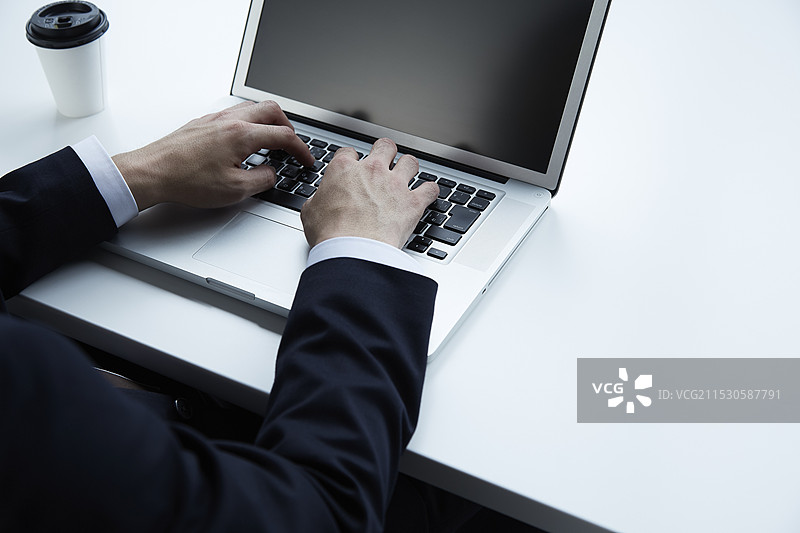男人的手在电脑上工作图片素材