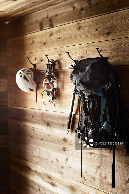 小屋内挂着的背包和攀岩装备图片素材