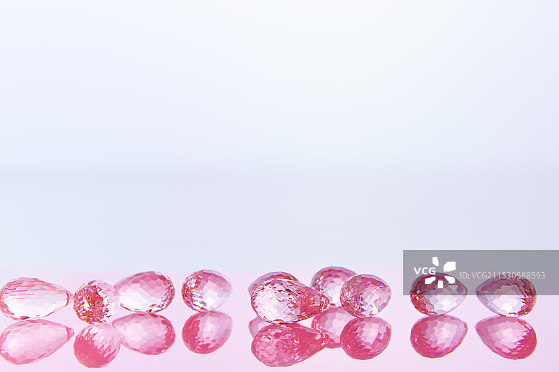 多个玻璃颗粒放置在反射板上图片素材