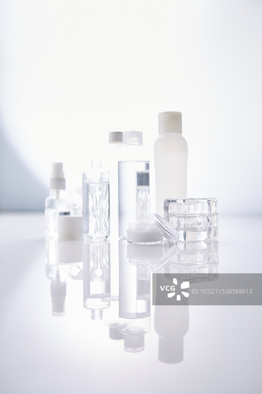 化妆品放置在反射盘上图片素材