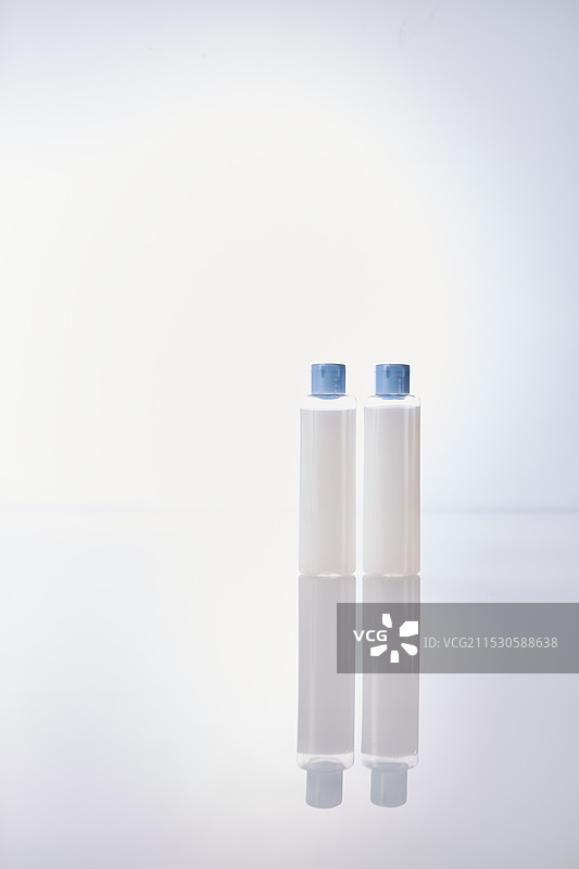 化妆品放在反光盘上图片素材