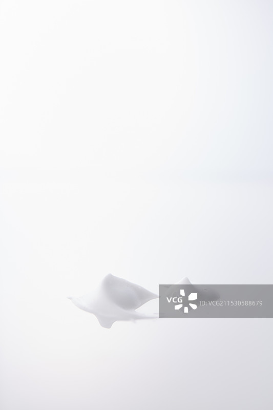 反射盘上的气泡图片素材