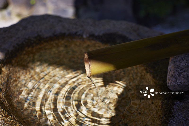 水流入水碗中图片素材