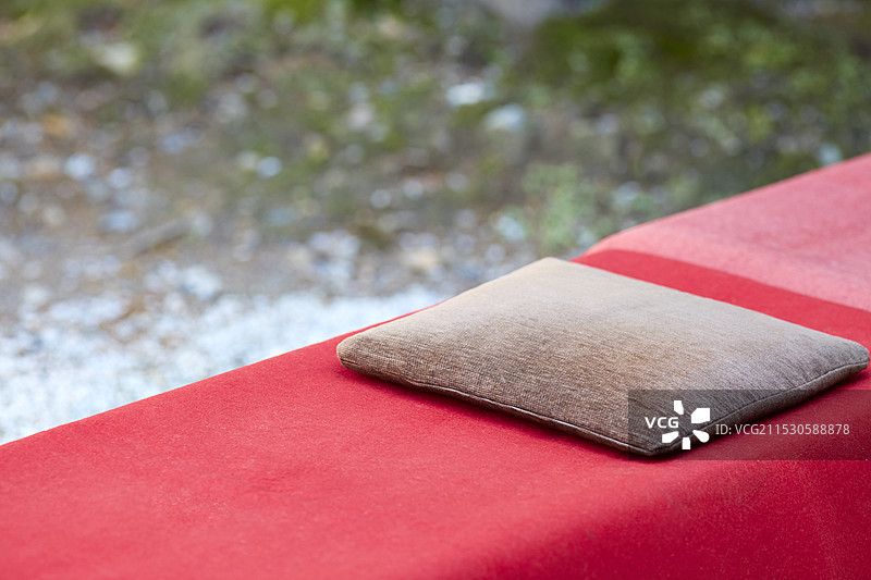 带红色布料和垫子的长椅图片素材