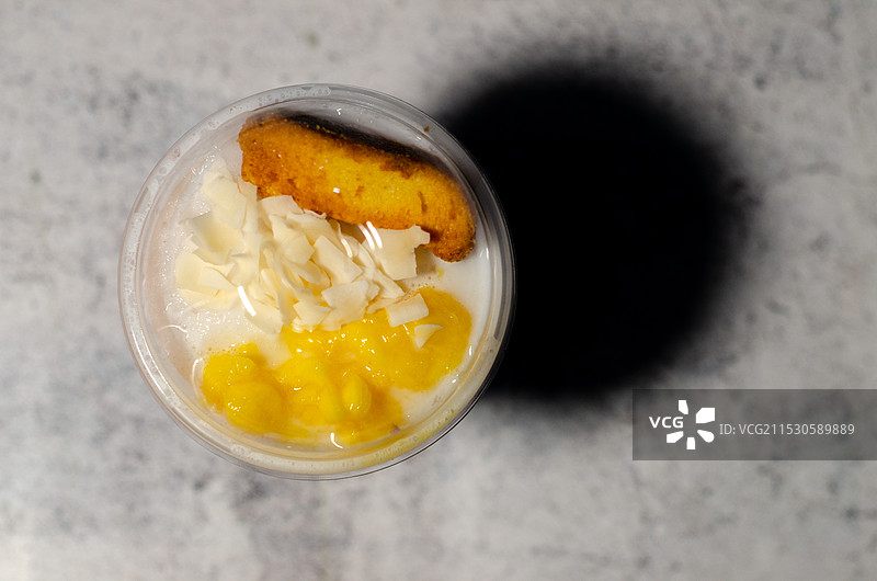 俯拍一杯泡鲁达嗦嗦乐图片素材