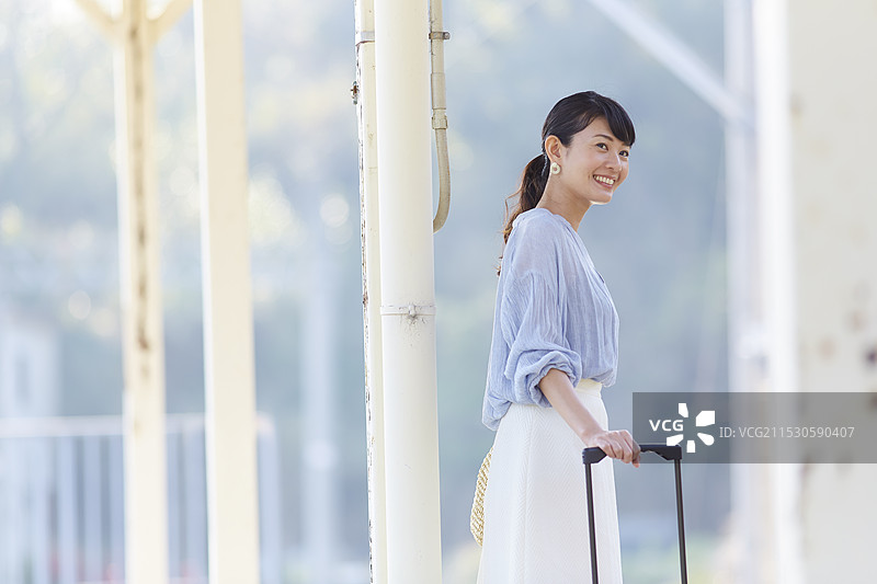 女人在车站月台上等候火车图片素材