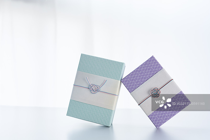 两个装饰有水引的礼品盒图片素材