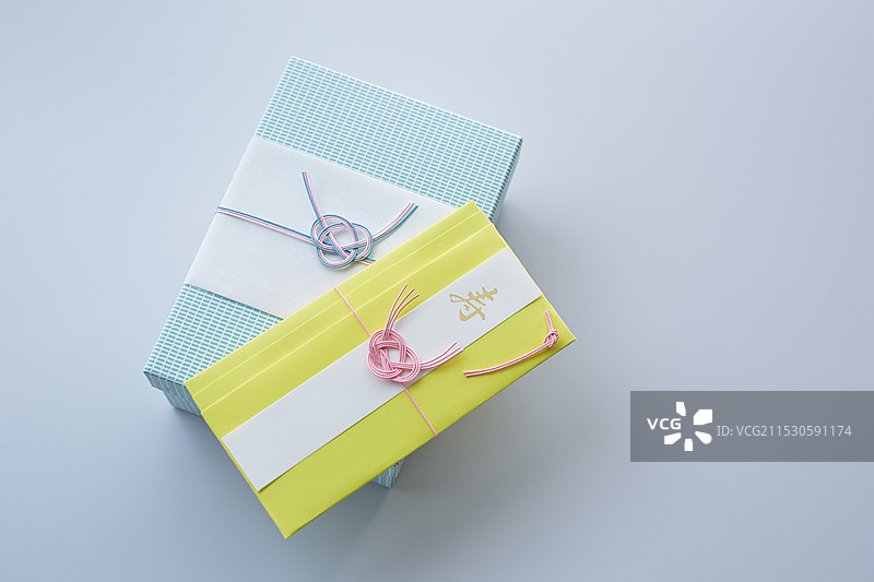 带有水引装饰的礼品盒和礼品袋图片素材