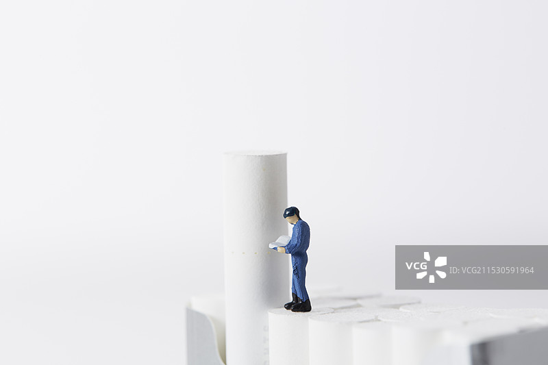 微型工人检查香烟图片素材