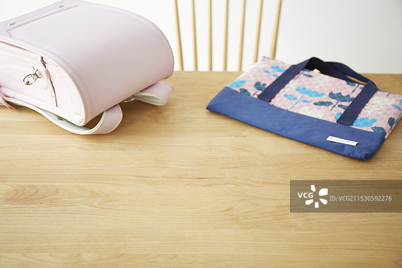 餐桌上的书包和练习包图片素材