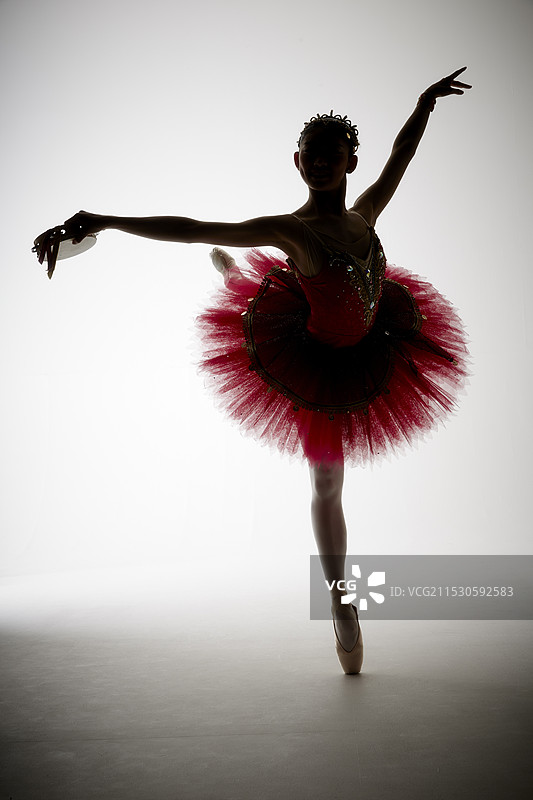 芭蕾舞者摆姿势的剪影图片素材