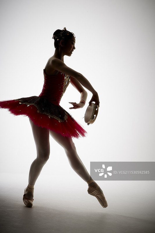 芭蕾舞者摆姿势的剪影图片素材