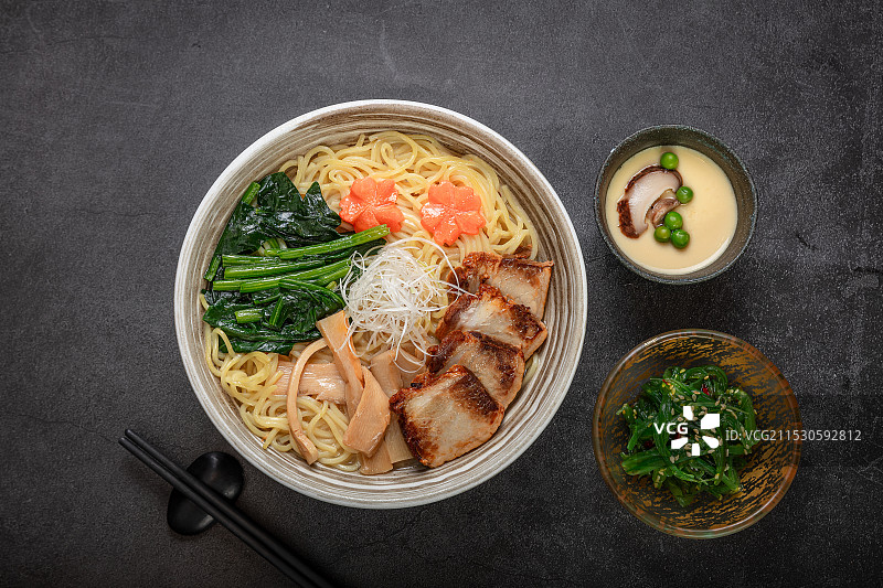 暗调黑底日式豚骨拉面图片素材