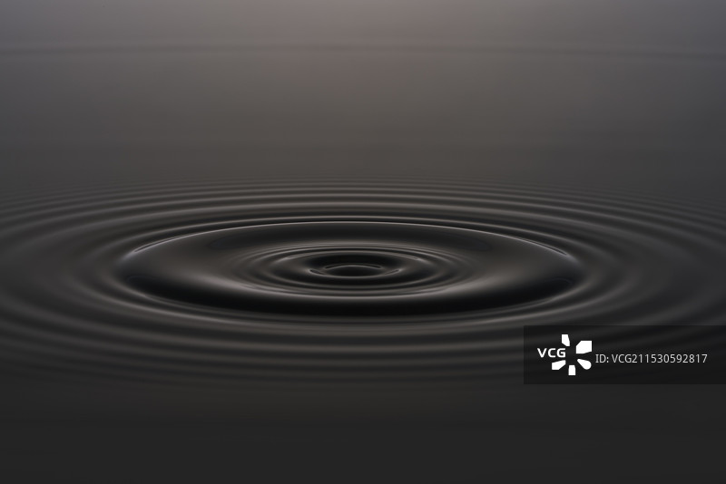 黑色涟漪和水滴图片素材