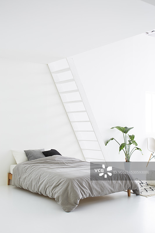 太空中的卧室，白色墙壁和白色地板图片素材
