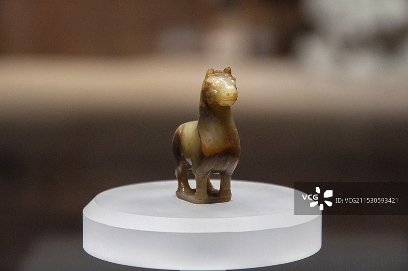 曲阜孔子博物馆文物战国时期黄玉马图片素材