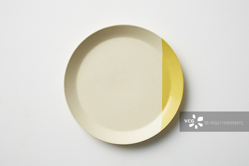 带有黄色线条的圆形白色盘子图片素材
