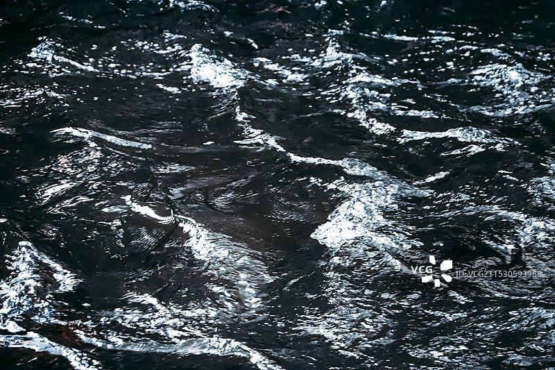 清澈的溪流河水上激起白色浪花图片素材