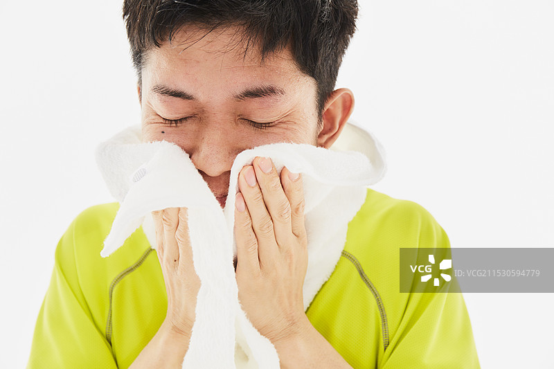 男子用毛巾擦汗图片素材