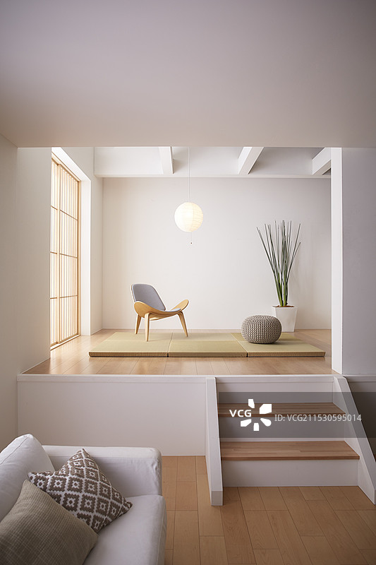 简单的客厅，带有阶梯地板图片素材