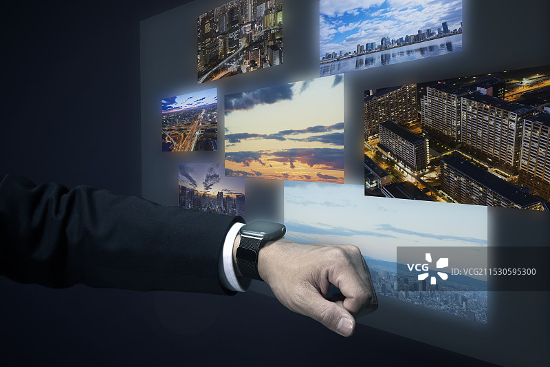 办公室工作人员的手展示智能手表的不同视图图片素材