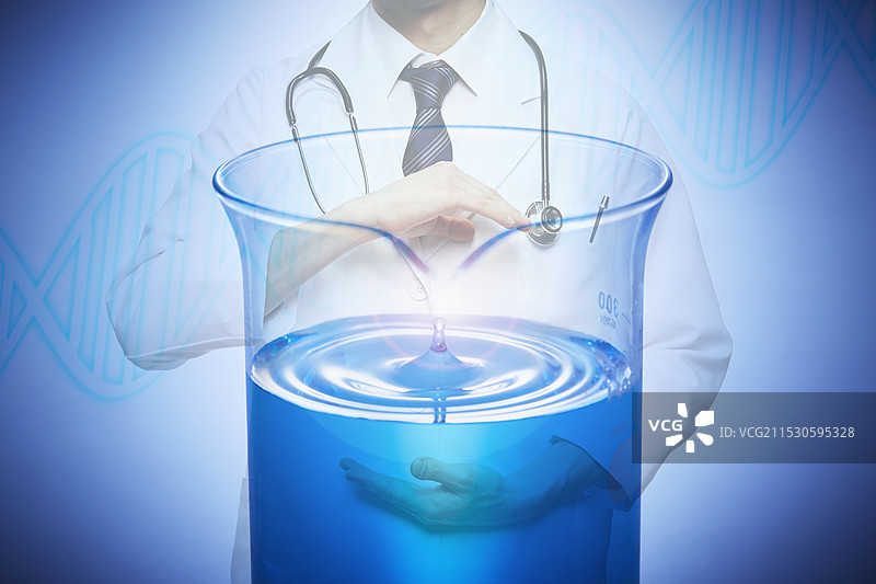 穿白大褂的医生手持液体烧杯和基因计算机图像图片素材