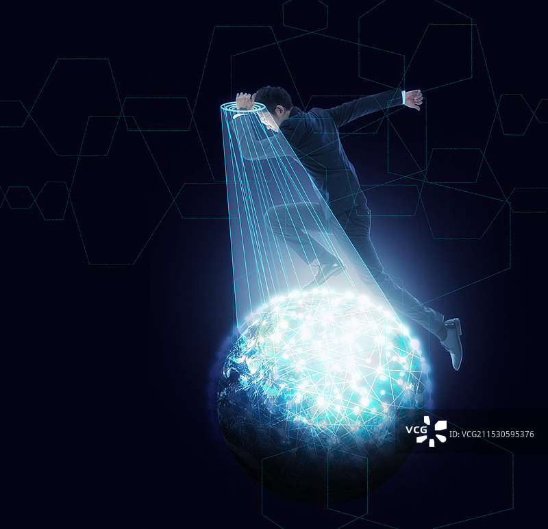 身穿西装的男子手表发出的光球图片素材