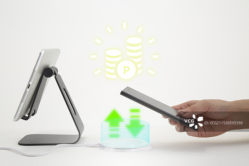 一只女性的手握着智能手机，放在支付终端上方，背景为计算机生成图像。图片素材