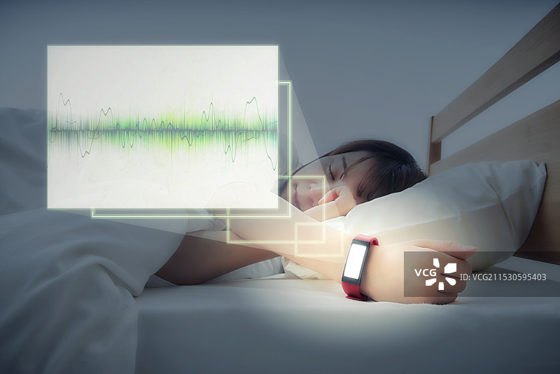 智能手表上显示的监测器，监测着睡眠中的女性手臂图片素材