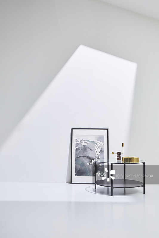 白色房间里的黑色家具图片素材