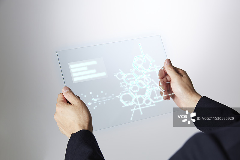商人用手检查透明平板上的图表图片素材