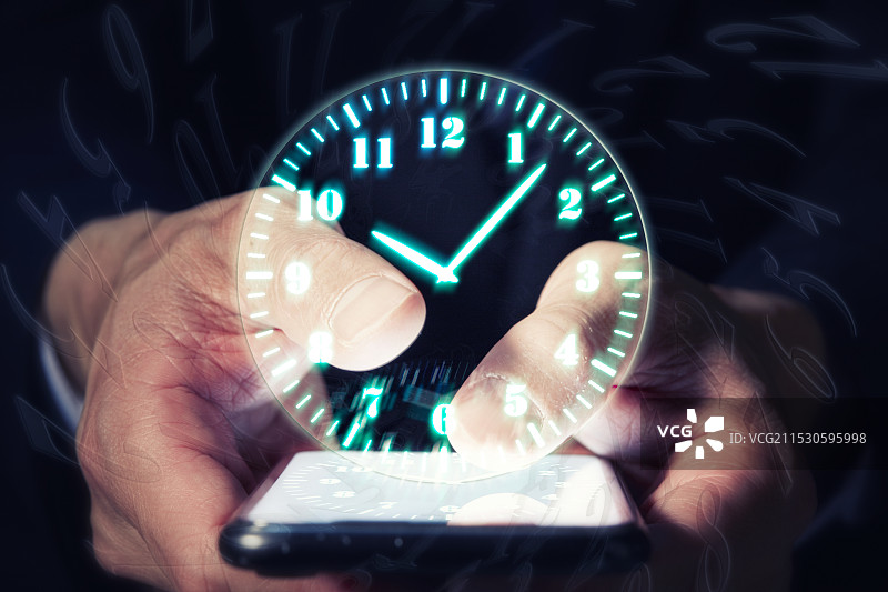 从智能手机投影出的时钟图片素材