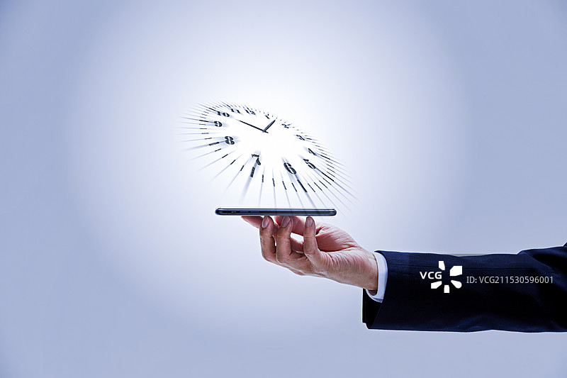 从智能手机投影出的时钟图片素材